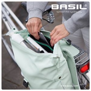 Alforja Basil Soho 17L con luz LED Nordlicht/reflectante cierre correa turquesa