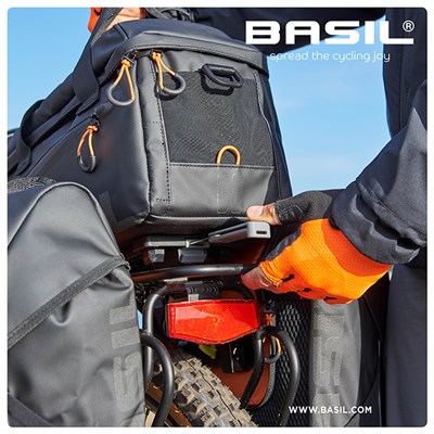 Bolsa Basil Miles Tarpaulin 7L con reflectante cierre velcro negro/naranja