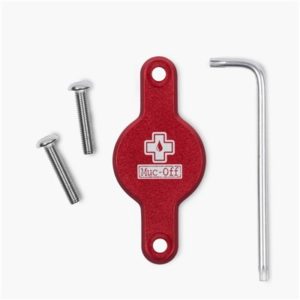 Soporte Muc-off secure Tag para localizador Apple Airtag al portabidon rojo