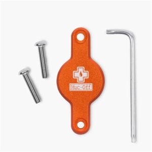 Soporte Muc-off secure Tag para localizador Apple Airtag al portabidon naranja