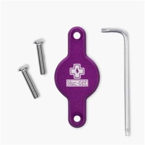 Soporte Muc-off secure Tag para localizador Apple Airtag al portabidon morado