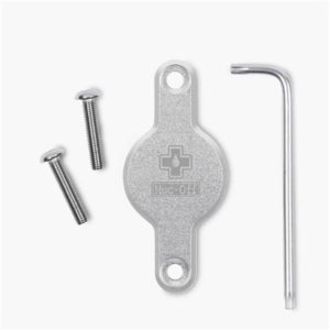 Soporte Muc-off secure Tag para localizador Apple Airtag al portabidon plata